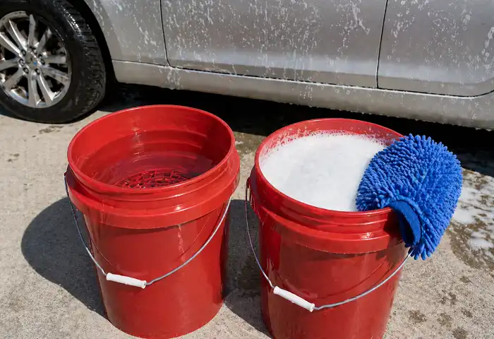 two bucket car wash method with microfiber mitt