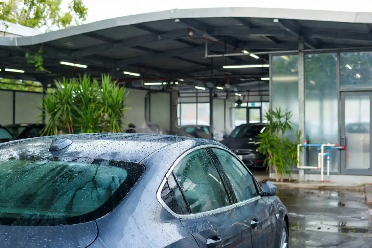 Eco-friendly car wash with water recycling system