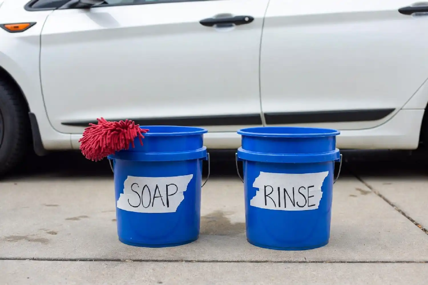 Two-bucket car wash method using homemade soap at home