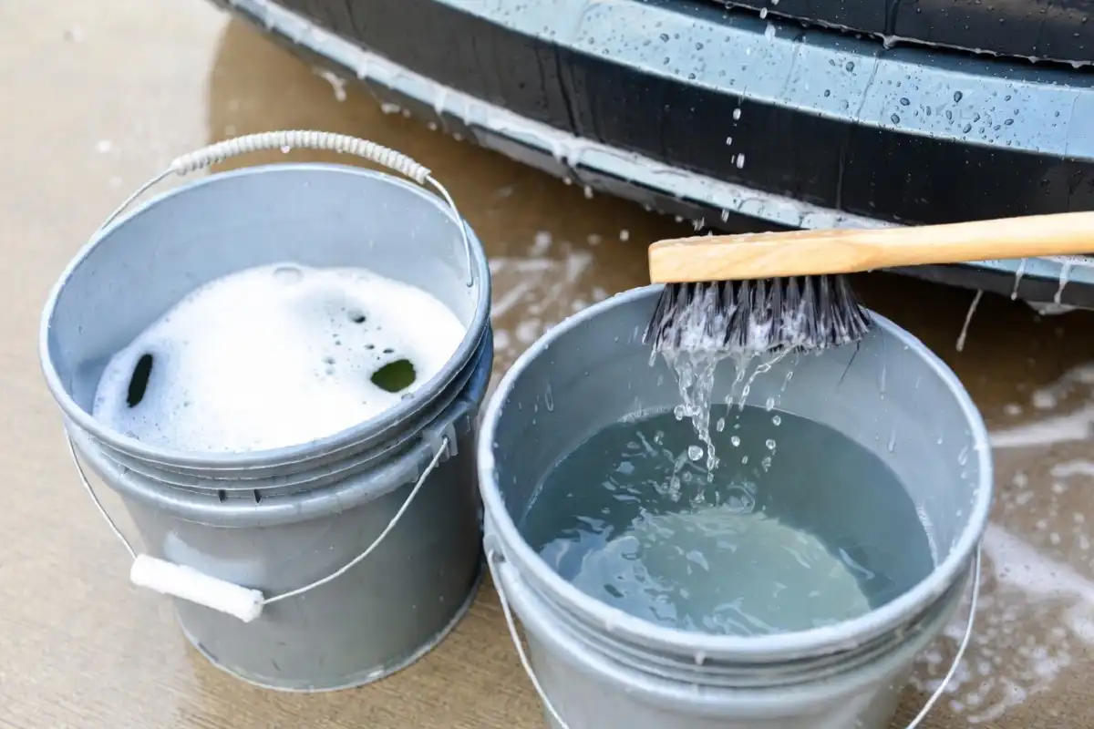 Two-bucket car wash method using a car wash brush for scratch-free cleaning